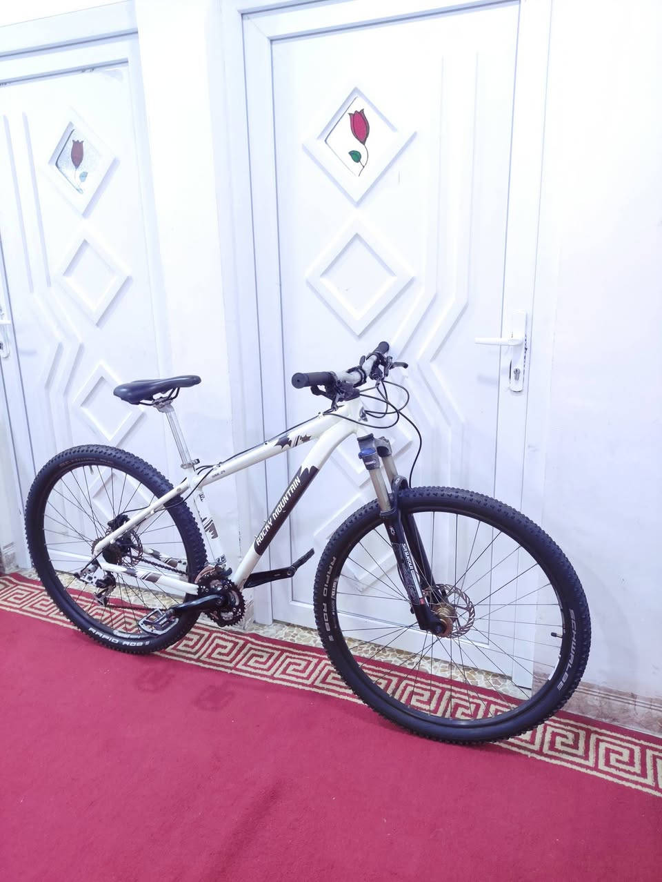 السلام عليكم 🇨🇦
دراجة فئة #جبلي ماركة #ROCKY_MOUNTAINروكي مونتاين

العالمية ماركة غنية عن التعريف صنع كندي اصلي اورجنال 🇨🇦🇨🇦

الدراجة حجم 29 ضخمة جدا ...فول المنيوم خفيف جدا وسريييع 

دبل أمامي احترافي سلس 100٪ تحكم من الجهتين تقوية وترخية

لون الدراجة ابيض اوف وايت مع تطعيم سلڤر ...لشة مضلع حديث

سستم سرام اكس فايف #SRAM_X5 سلس وسريع جدا بلتبديل 

بدالات السرعة (الگيورة) sram 8X3 سحب دفع #شاشه حديث

بريكات هايدروليك دهن فئة جدا حديثة دسكات مختومة شيمانو

ويالة بولبرين زووم طبقتين لتحمل الاوزان الثقيلة والطسات WTB

تايرات كتان اصلية احترافية ماركة #SHWALBE_RAPIO شركة

رقبة وستيرن نفخ المنيوم من ماركة روكي مونتاين اصليات شركة 

سرج طبي اصلي ...كمبليونات ويالة وسرج سلايت...ستاند سلايت 

بايدارات احترافية  بولبرين اصلي من شركة #SANIC العالمية

🔴الدراجة استيراد خاص كندا غير مستعملة داخل العراق  
     الدراجة وضع شركة بلاد ما بيها اي نقص كاملة وجاهزة 

🔴الدراجة بالنايلوون جدا نظيفة بمعنى الكلمة بلكاغد 

المكان الموصل الجانب الايسر...السعر 500 الف (ثابت_نهائي) 

يوجد توصيل بغداد وجميع المحافضات العراقية 

رقمي للتواصل ***********
