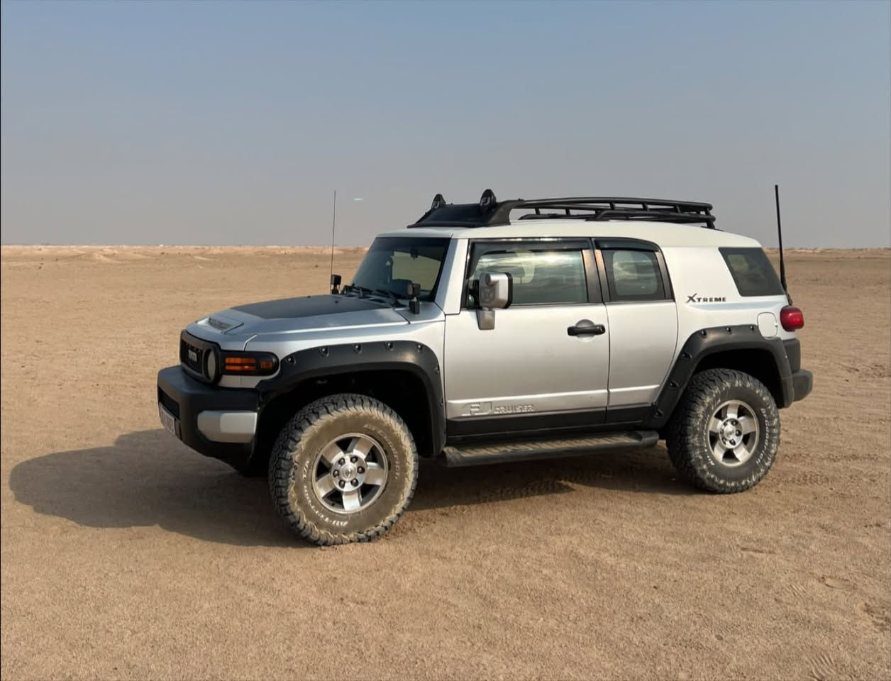 للبيع: تويوتا إف جي كروزر خليجية كلين (FJ Cruiser) 2008 - لقطة!
المواصفات الأساسية:
 الموديل: 2008 - مواصفات خليجية
 المحرك: 4.0L (6 سلندر) - أداء جبار
بانزين (فيت بم جديد وبي فتحة فوق)
غاز (LPG) منظومة اقتصادية وراقية
 اللون: سلفر كلين تايتل / خليجية
 العداد: 270,000 كم
 الرقم: بغداد - خصوصي
 الكير: اوتوماتيك | المقاعد: قماش
حالة السيارة:
السيارة مداريها جدًا.. مكفولة وكلشي بيها جديد حرفيًا حتى الدهن والفلاتر هسة مبدلهن. تبريد كامل ياباني جديد قبل سبوع شديته (ثلج)، ومنظومة البريك بكل تفاصيلها جديدة. اي شيء تجاري بالسيارة انشال ورجعته "بلادي" وأحسن.
بس مضطر للبيع والا السيارة كلش مصروف عليها وتعبان بيها، وجاهزة للاستخدام بدون ما تصرف عليها دينار.

السعر: 16,900$ (169 ورقة)
للاستفسار والشراء، يرجى التواصل على واتساب: ***********
