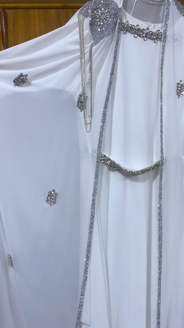 السلام عليكم بنات حبيباتي هذا قفطان للبيع والله اشتريته ب ١١٠ وحبيعه بسعر٩٠ وما ملبوس نهائيا بس طلع صغير واشترينا بعد كلش حلو وهذا شكله وتفاصيله كبالكم والشال ب٣٠ الف الي يحب يشتري يتواصل وياي ♥️.


**إذا كنت صاحب هذا الإعلان وتريد حذفه لأي سبب، رجاءا أرسل رسالة إلى الدعم الفني**