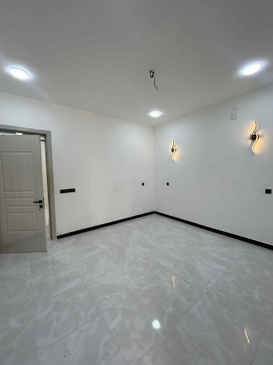 السلام عليكم 
🏠#الدارللبيع 75متر واجهيه 4،70متر نزال 16متر
 طابق ونص  بناء حديث وتصميم متكامل✨️
 يحتوي البيت. ع[2غرف نوم -استقبال -صحيات - ومطبخ] البيت شغل درجة اولى✨️
⬅️ مع الخدمات[ماي-كهرباء- تبليط ]✨️
⬅️نوع العقار  طابو زراعي سند 25 اقرار محكمه 
⬅️العنوان #بغداد_الدوره_البوعيثه   
     مجمع السلطان الاول 
⬅️لسعر جدأ مناسب 
🔴للاستفسار اكثر  خاص او الاتصال ع  الرقم 
☎️***********
☎️***********
