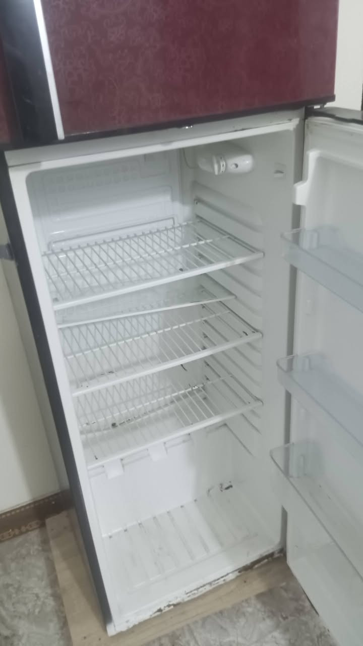 ثلاجه للبيع اخت الجديده ماداخله مصلح تجميدهة خير من الله ونضيفه للستفسار ***********
