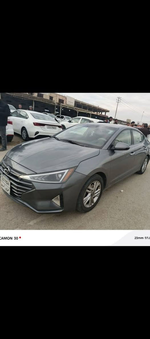 النترا موديل 2019 وارد امريكي بيها جاملغ صبغ عكس السايق وشبر صبغ  بالبنيد جهة الجاملغ المصبوغ محرك 2000 وكير اي تي مكفولات ماشية 126 الف
سعر البيع 130 $ وبيها مجال بسيط للشراي.
السكن بغداد حي اور رقم الهاتف ***********
