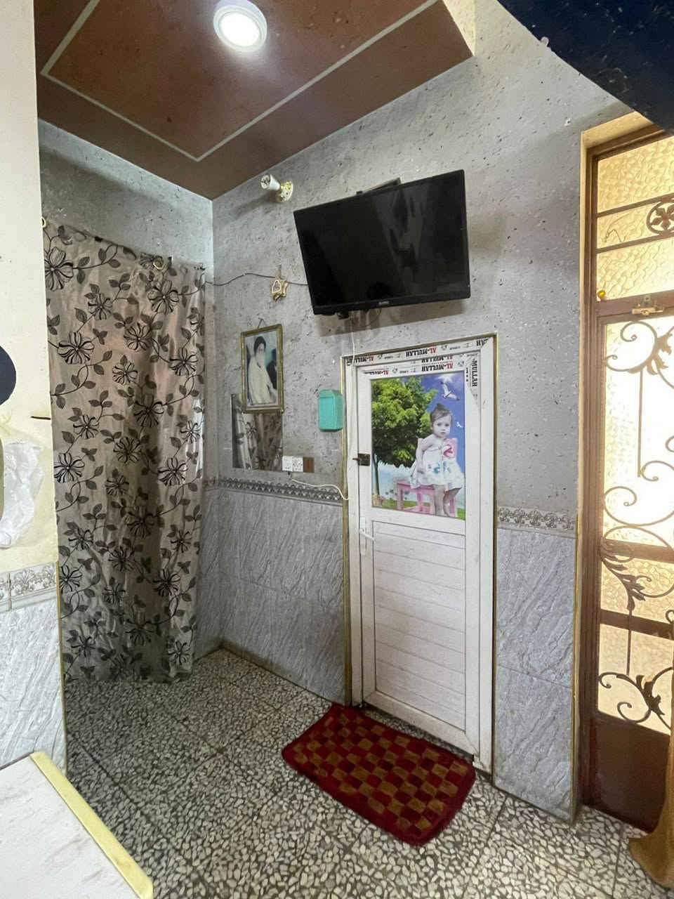 سلام عليكم بيت للبيع زراعي المساحه 400 متر بناء طابق واحد غرفتين نوم صاله كبيره ستقبال كبيره كراج وحديقه ترك كبير تصير بي غرفتين وترك صغير  عنوان البيت حي طارق القديم خلف سيطره الثانيه  لاستفسار ***********
