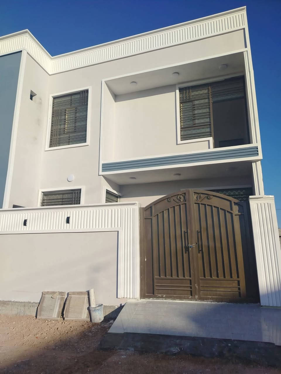 اللهم صل على محمد وال محمد
دار للبيع المساحه 100 متر طابو زراعي مفوض بالطابو العنوان كربلاء العطيشي حي الحردان بناء حديث غرف نوم عدد ٣ وصاله ومطبخ واستقبال وحمامات داخليه وخارجيه الاستفسار ع الرقم ***********
