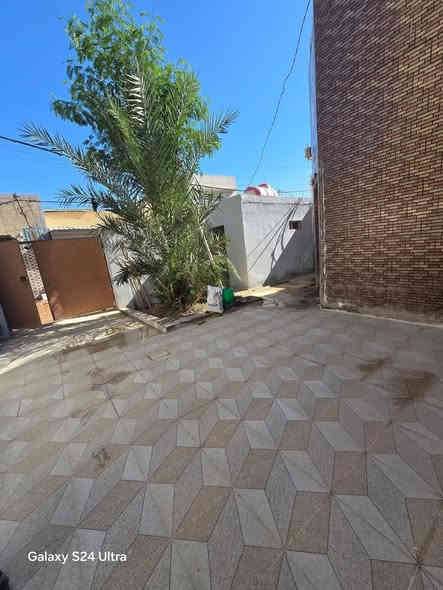 بيت لبيع بشارع المطار القديم المساحه ٢٠٠متر يحتوي على غرف٢ وصاله ومطبح وستقبال  وصحيات ومطارمه وحديقه السعر ٤٨وبي مجال مكتب بركات ام البنين قرب اسواق فدك مقابيل شارع السبيس للستفسار ***********
