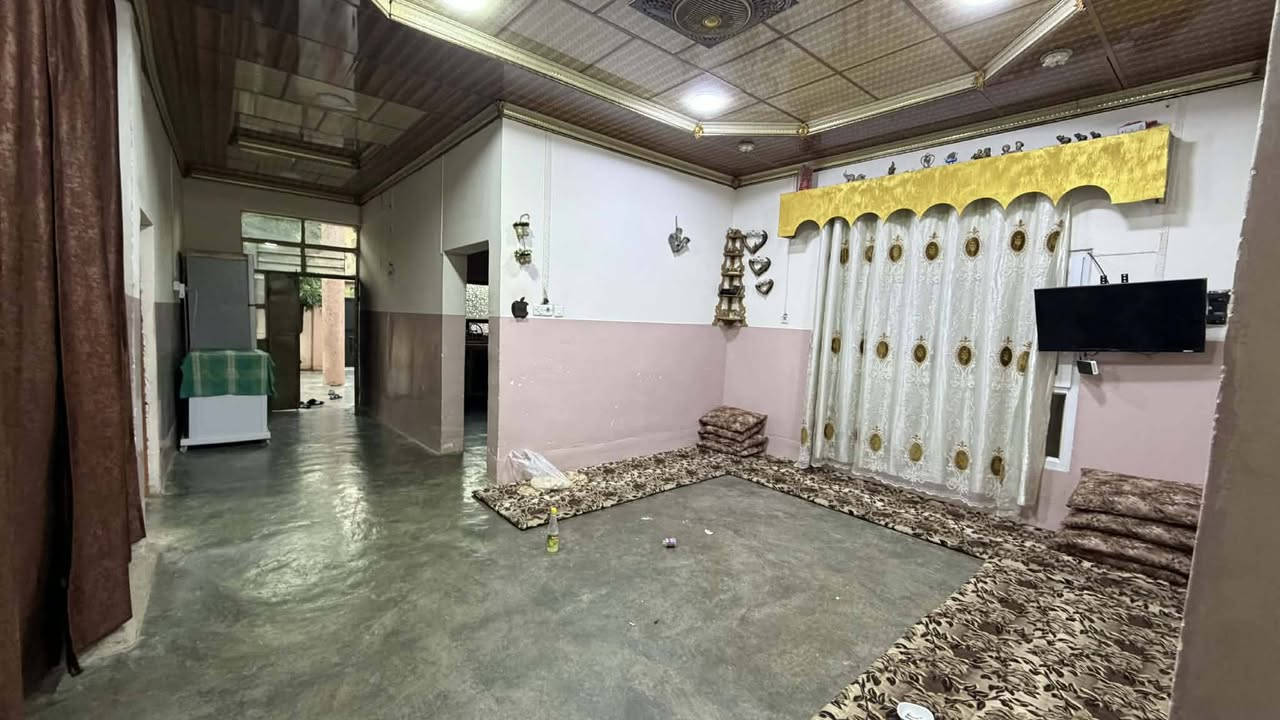 السلام عليكم
بيت للبيع / طابو صرف 23
حي اليرموك
شارع عيادة الدكتور صبحي
المساحة 200 متر مربع

للاستفسار
الاتصال على / ***********
