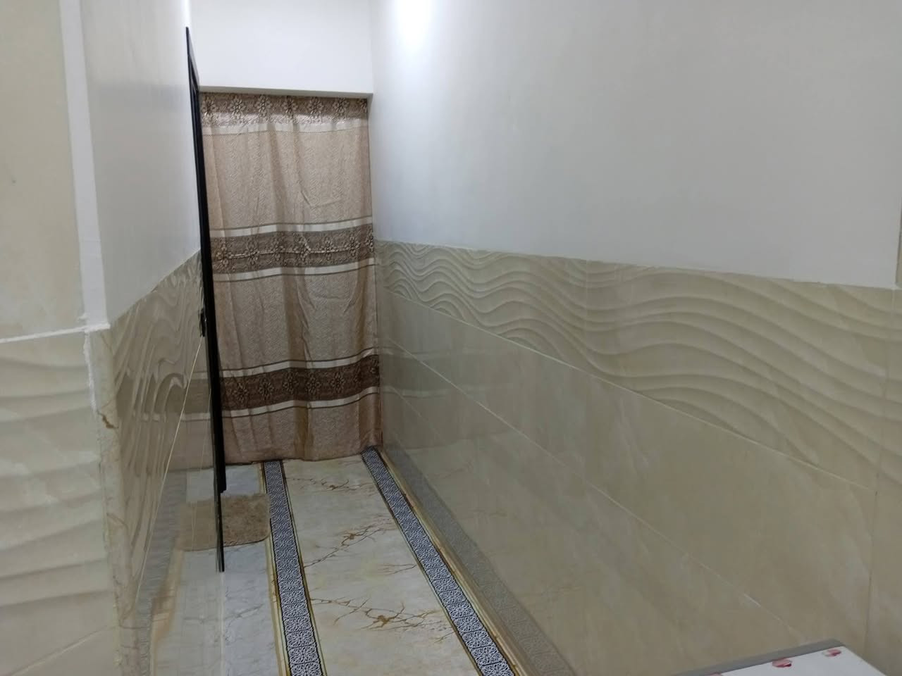 دار للبيع ملك صرف في حي السماح التسعين قرب مول  مرجان التسوق السعر 85 بي مجال  رقم الهاتف  المساحه 100 متر***********
