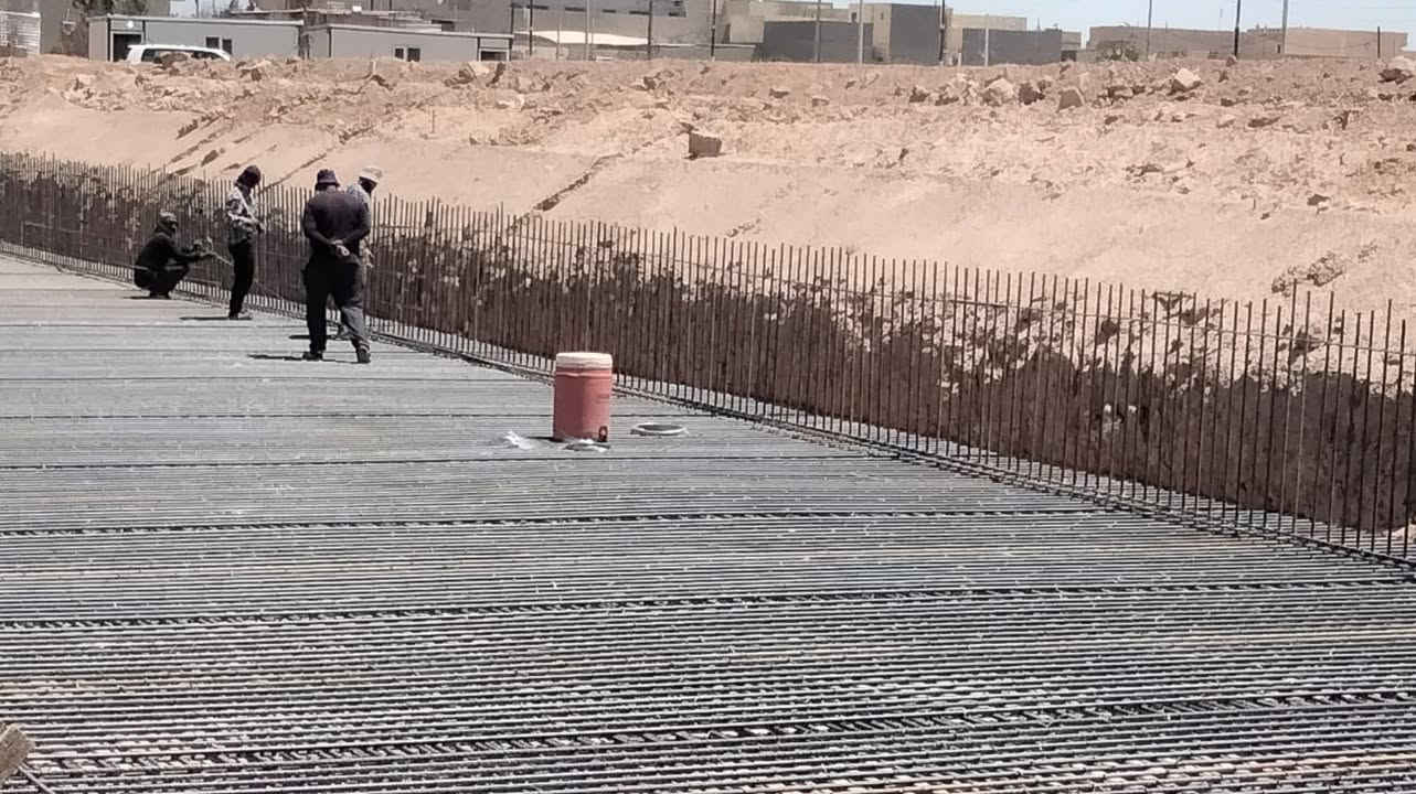 � من أعمالنا الجارية – محطة وقود بدرة الحكومية 🔹

تم تنفيذ عملية تسليح قاعدة خزانات الوقود باستخدام حديد تسليح بقطر (20 ملم) وبنشر (15 سم)، وبعدد طبقتين غير متعاكستين، وفق المخططات والمواصفات الهندسية المعتمدة.

كما تم استخدام القوالب الخشبية حسب الأصول الفنية، مع تثبيت شريط الوتر ستوب (Water Stop) لضمان العزل ومنع تسرب المياه، وبإشراف هندسي مباشر وضمن أعلى معايير الجودة والسلامة.

نؤكد التزامنا بتنفيذ الأعمال بدقة ومهنية، واستعدادنا التام لتنفيذ الأعمال الحكومية والأهلية وفق المواصفات الهندسية المعتمدة.

مهند الهادي للمقاولات العامة
🏗️ بناء | تطوير | إتقان
📞 للاستفسار: ***********
