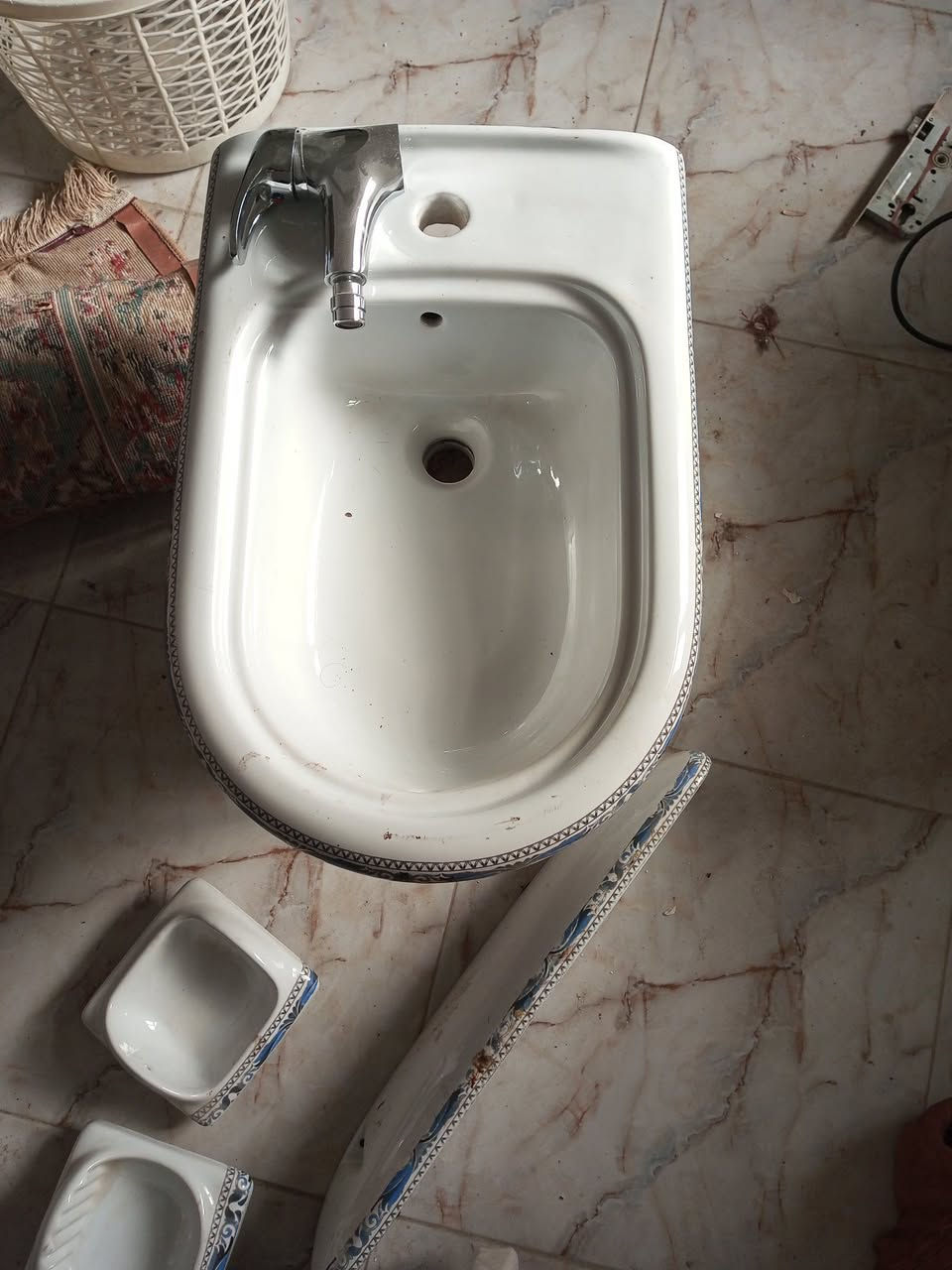 مغسله قدم مع خلاط جدد غير مستخدمات صناعه مصريه مع رف صابونه وحافظه كلنكس 
مكان ساحه عدن 
السعر 50
الاستفسار ***********
