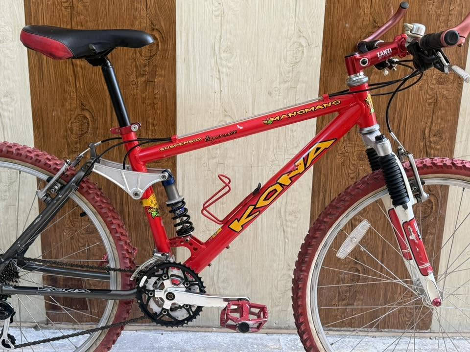 دراجة هوائية شركة KONA  أمريكية 🇺🇸 

صنع في كندا 🇨🇦 عام 1999

قياس 26 جبلي دبلين 

المعدن ألمنيوم 

قياس الفريم 42cm 

السستم شيمانو ديور LX  ياباني 

المكينة 3/8

العقرب الخلفي شيمانو ديور LX ياباني 

الدبل الامامي ROCK SHOK  أمريكي 🇺🇸 

الدبل الخلفي FOX أمريكي 🇺🇸 

الوياله طخم شركة MAVIC فرنسي 🇫🇷 

التايرات طخم مختوم MADE IN JAPAN 🇯🇵 

السعر 150 الف دينار 

عنوان المحل موصل أيمن تقاطع شارع كنيسة الساعة🚴‍♂️🚴

يوجد توصيل 🚚 كافة محافظات العراق 🇮🇶 

☎️***********
📞***********

