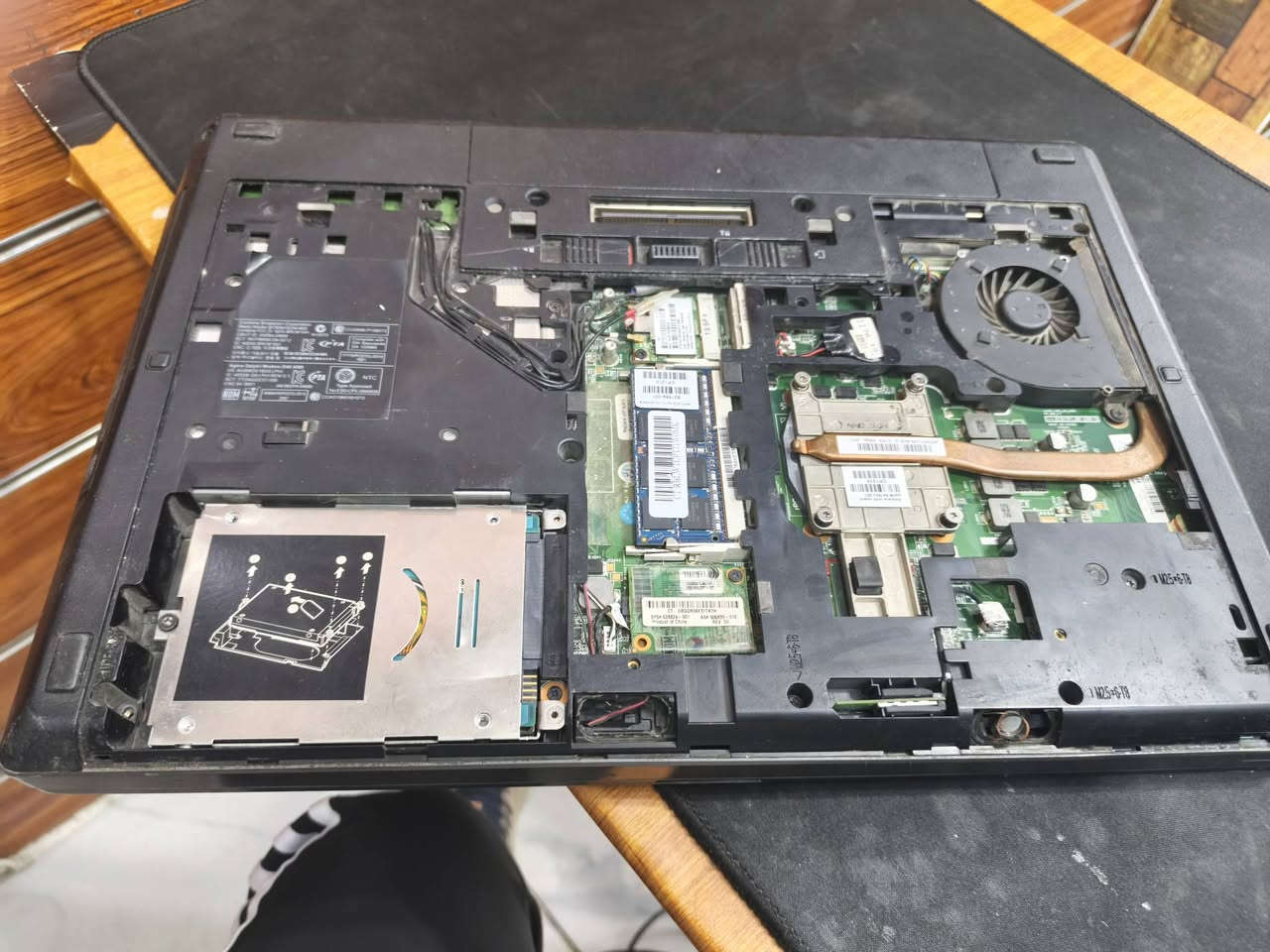 السلام عليكم
برو بوك جيل ثالث للبيع هارد hdd500 رام ٨ وندوز ٧ كفر جوه مابيها سماعات متشتغل الباقي شغال معالج HQ معالج قوي يفيد تصفح و شغل اوفيس 
السعر ٥٠ الف 
***********
