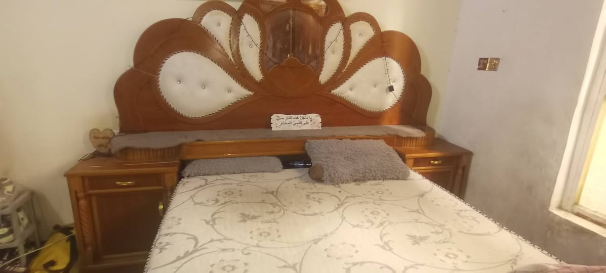 غرفه صاج درجه اولئ نضيفه نقصهه اقفاله وبيهه ضربه زغيره تصلح مثل ما موضح بصور موديل الامواج كلش حلوه كنتور ٥ بيبان وزاويه ٢ بيبان وميز مرايه بي ٣ ميوزه ومجرين وجربايه  ميزين صغار ومجرين بدون الدوشك سعره ٧٥٠ وبيه مجال وهاذه رقمي ***********
