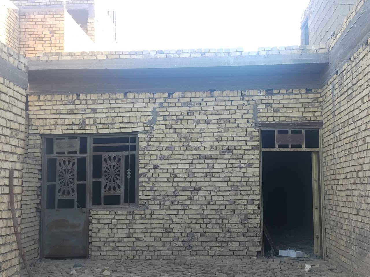 سلام عليكم ورحمة الله وبركاته بيت زراعي للبيع في دور الزراعه مقابيل البيطره مساحته 200م يحتوي عل غرفتين وصاله ودوانيه ومطبخ ملاحضه البيت واصل للبخ فقط بي وصل تطويب البيت لايرهم لامرواس لاقصاد بيع نقد نقد فقط سعره 40 وبي مجال للتفاوض أكثر مراسله الرقم او الاتصال عليه *********** مكانه ناصريه مركز
