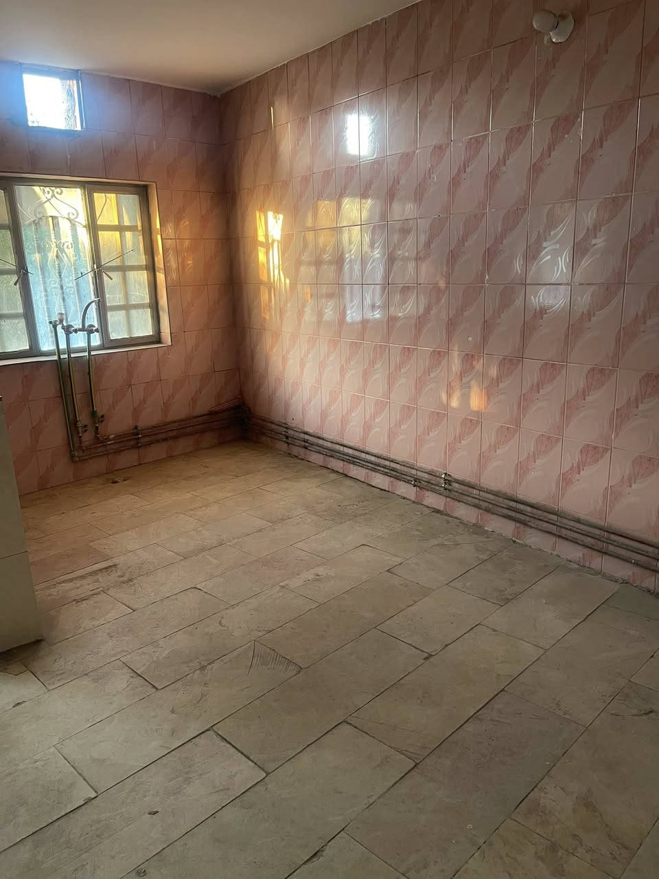 شقه طابق اول للايجار في القادسيه محله ٦٠٦ تفاصيل غرفتين نوم وصاله ومطبخ وصحيات سعر الايجار ٨٥٠ الف للعوائل صغيره فقط للاستفسار ***********
