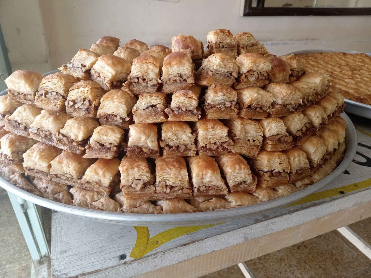 السلام عليكم يتوفر حلويات نور المصطفى جمله ومفرد بقلاوه جوز  ملفوف جوز زنود الست بالقشطه موصل حي الوحده سايدين الكنيسه رقم الهاتف ***********
