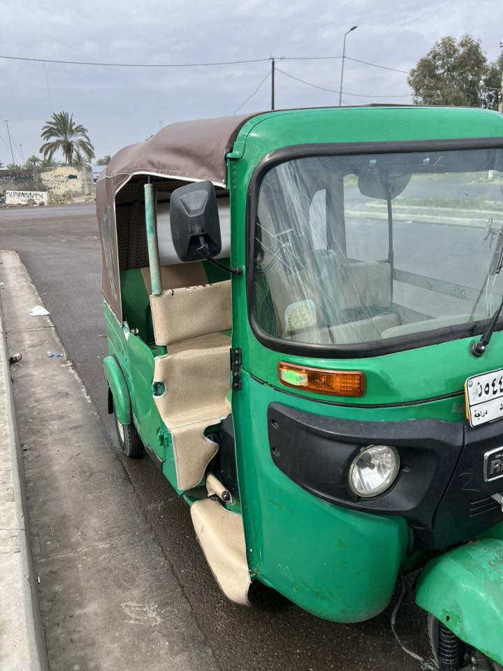 السلام عليكم 
تكتك موديل 2022 رقم وسنويه 
مكينه مكفوله   جادر جديد تخم تاير جدد 
الكشر مثل ما بصوره بيعه ضربتين  بصفاح معمر ومصبوغ 
وبيه لغد معمر ومصبوغ 
 السعر 8.250 بيه مجال بسيط حك الجية 
مكاني بغداد البياع تقاطع درويش 
هاذ رقمي بي واتساب 
***********
