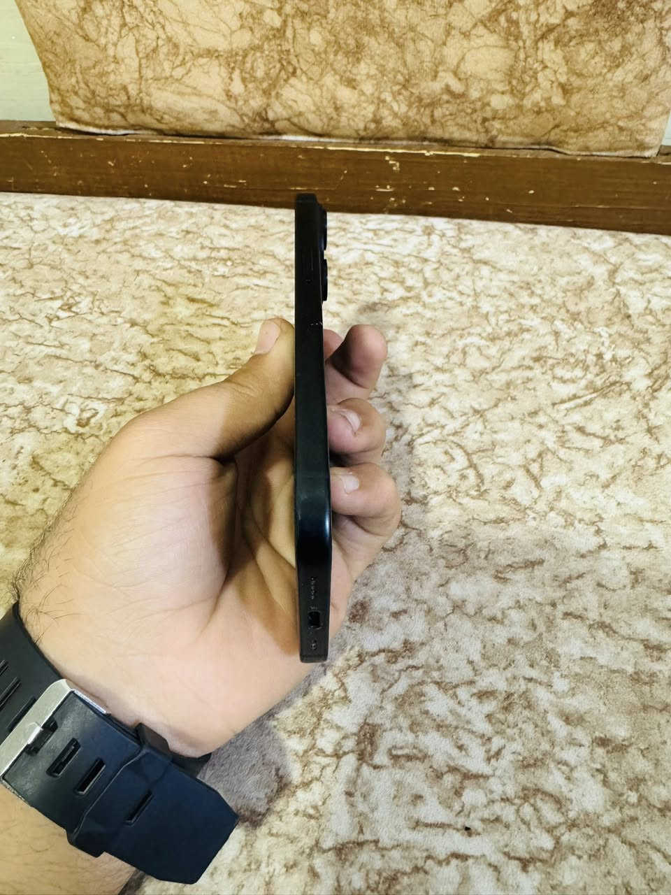 السلام عليكم
للبيع..
ايفون 15 عادي 
ذاكره 128 📍
بطاريه 🔋. 85 
بي فقط هاي ضربه بل شاشه وما مئثره على المس ابد 
جهاز بي ضمان 
جهاز ماستر كارتونه ويا 
سعر 500 الف 
مكاني . بغداد . ناحيه الوحده . خلف مجمع بسمايه . 
هـ ***********
