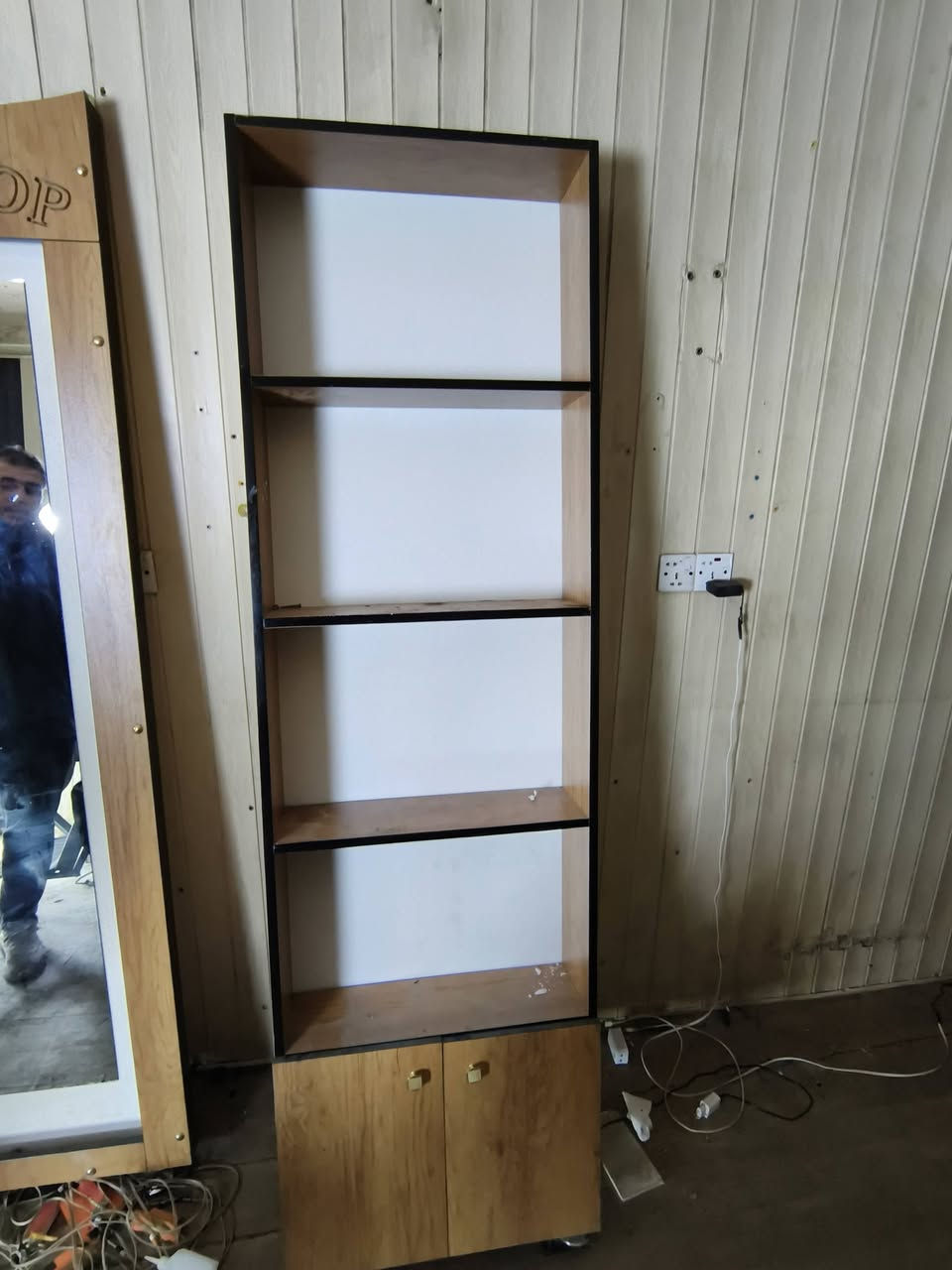 غراض للبيع سعر المرايه ٤٠ والباترينه ٥٠ مكاني بغداد الكريعات ***********
