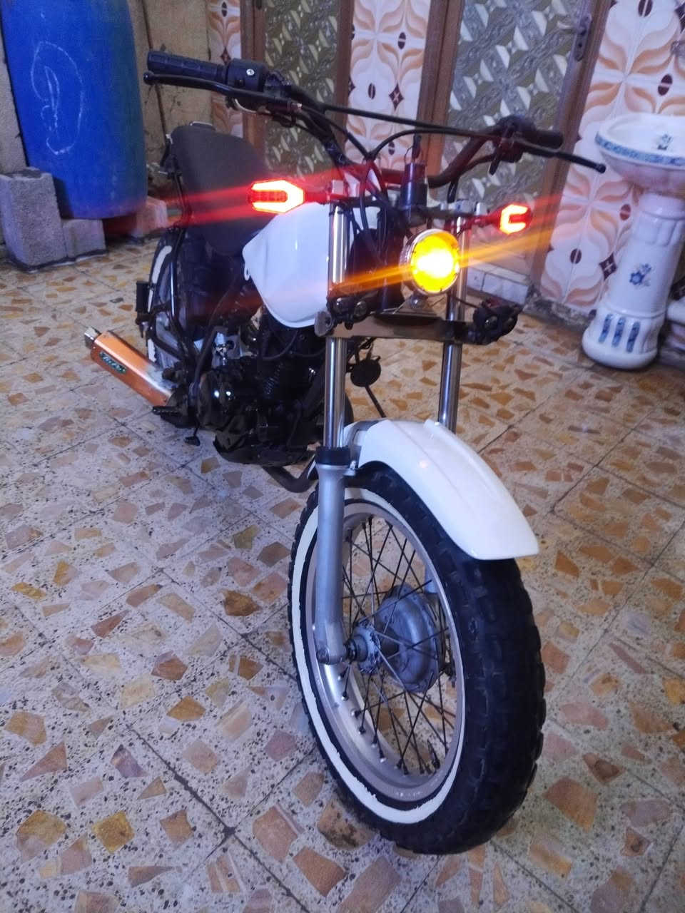 للبيع دراجه قفاز ياماها جبلي ياباني اصلي وكلها بلاد وكلشي شغال بيها كهربايات ونكر سلف خير من الله دراجه مفوله فول،، بدون بدون وسعر ٧٥٠وبيها مجال رقم الهاتف ***********
