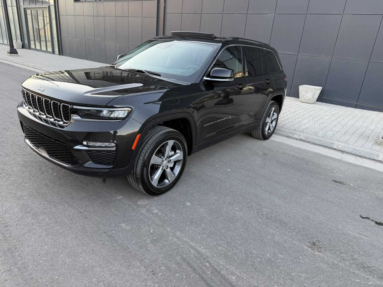 Jeep Grandcherokee Limited 2024 
فول فول مواصفات
پانوراما
ده بل اكسل 
شاشه گه وره
كشن هيتر
٣ مود ليخورين
صندوق جه گ
ويل گه وره 
فول فول 

بي بوياخ 
ارباك نه ته قيوه
ده عامي بو ده عامي بي گوراو 
بي تعديل
بي بوياخ

كلين 
٣ مانگ كاتي له گه له

***********
