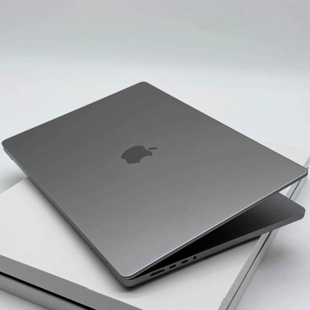 2021 Apple M1 Pro
 جهاز نظيف جدا وخالي من العيوب

*****************************************************
الشاشة
Screen Size 16.2" 3456 x 2234
MotionPro 120Hz Liquid Retina XDR
*****************************************************
الرام
Unified Memory 32GB
*****************************************************
التخزين
1TB SSD HARD DRIVE
*****************************************************
كفاءة المعالج ومعالج الرسوميات
المعالج المركزي (CPU): يحتوي على 10 أنوية (8 أنوية للأداء العالي و2 أنوية للكفاءة)

معالج الرسوميات (GPU): مدمج ويحتوي على 16 نواة
*****************************************************
معلومات البطارية
البطارية والشحن (Battery & Power)

عدد دورات الشحن   415       
سعة البطارية    85             
*****************************************************
الشاحنة الاصلية 
*****************************************************
(Space Gray) A2485
*****************************************************
الجهاز والشاحنة فقط بدون الكارتونه
*****************************************************
معاها كفر حماية شفاف

السعر 1,750,000

يوجد توصيل لجميع محافظات العراق موصل, نينوى


**إذا كنت صاحب هذا الإعلان وتريد حذفه لأي سبب، رجاءا أرسل رسالة إلى الدعم الفني**