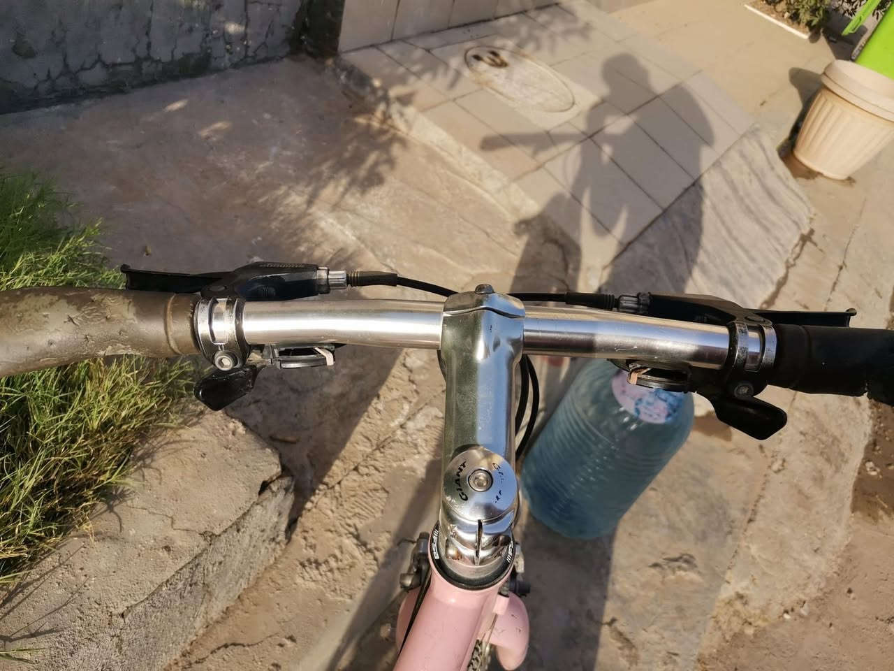 بايسكل من ماركة Giant
-عدد السرعات 8
-مكينه شيمانو الأصلية 
-نوع الهيكل ألمنيوم خفيف الوزن جدا 
-يعتبر بايسكل هجين بين التنقل و السرعة
-لون زهري
البايسكل نضيف و استعمال قليل و سبب البيع لان راح أسافر
السعر 220الف وبي مجال للطيبين


**إذا كنت صاحب هذا الإعلان وتريد حذفه لأي سبب، رجاءا أرسل رسالة إلى الدعم الفني**