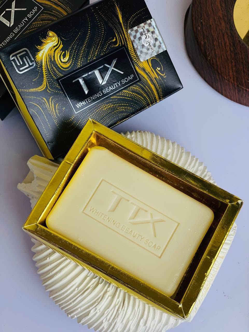 صابونة تي تي إكس للتفتيح (TTX Whitening Beauty Soap)، وهي صابونة حليب الماعز الكورية من شركة TTX الاصلي 💯🇰🇷  مخصصة للعناية الفائقة بالبشرة وتبييض البشرة والقضاء على حب الشباب . تتميز بتركيبتها المدعمة بحليب الماعز، 

✅ الفوائد الرئيسية :-
✔️ تعمل على توحيد لون الجلد وتقليل مظهر البقع الداكنة وتفتيح لون البشرة بشكل ملحوظ جدا  والقضاء على التصبغات نهائيا 
✔️ بفضل حليب الماعز والجلسرين، تمنح البشرة مرونة ونعومة وتمنع جفافها.
✔️ تساعد في إزالة خلايا الجلد الميتة وتنظيف المسامات بعمق.
✔️ تساهم في تهدئة حروق الشمس، تقليل الالتهابات، والمساعدة في علاج حب الشباب
#الاصلية ام الختم المائي 💯
#الاصلي المنشأ كوريا 🇰🇷💯
السعر 6 الاف
🚘 يوجد خدمة توصيل لجميع محافظات العراق 4 الاف 🚘


**إذا كنت صاحب هذا الإعلان وتريد حذفه لأي سبب، رجاءا أرسل رسالة إلى الدعم الفني**