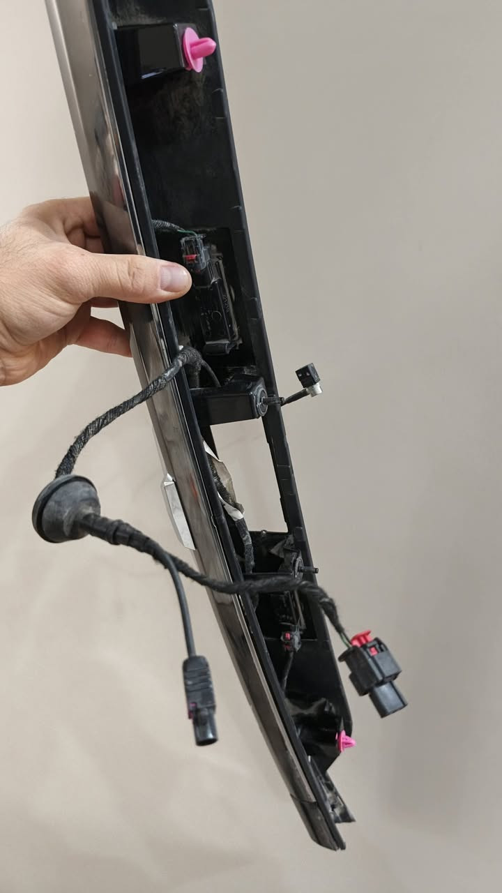 السلام عليكم
للبيع مسطره خلفيه باب الصندوق علامه سوده بلاك ادشن اصليه مال كصه بيها ظفيره واير كاميرا + لدات الرقم 
للاستفسار ***********
