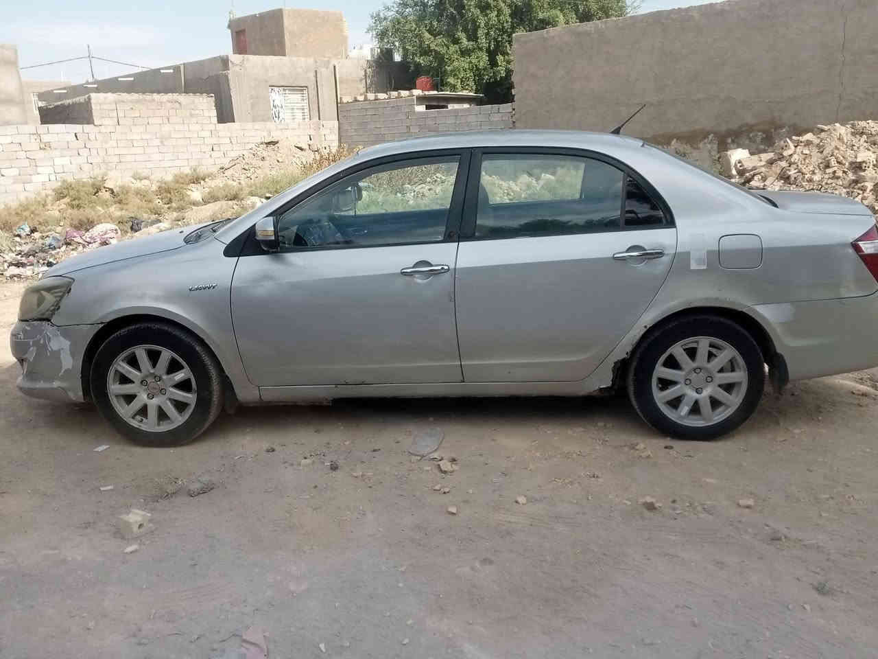 جيلي موبل للبيع او مراوس بتكسي. موديل 13بسمي رقم جديد. مكينه تنقص.كير مكفول حداديه تايرات. كهربائيات. تبريد. سنويه. جديده بيه خياس الخلفي. مامسويهن.  ضربه مابيه.  مكان الديوانيه. البدير. ***********
