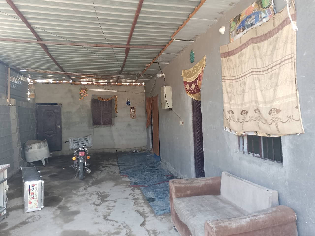 بيت للبيع مساحه 200على طريق ابو جاسم طابو زراعي يتكون من 4غرف ومطبخ وحوش جبير رقم***********
