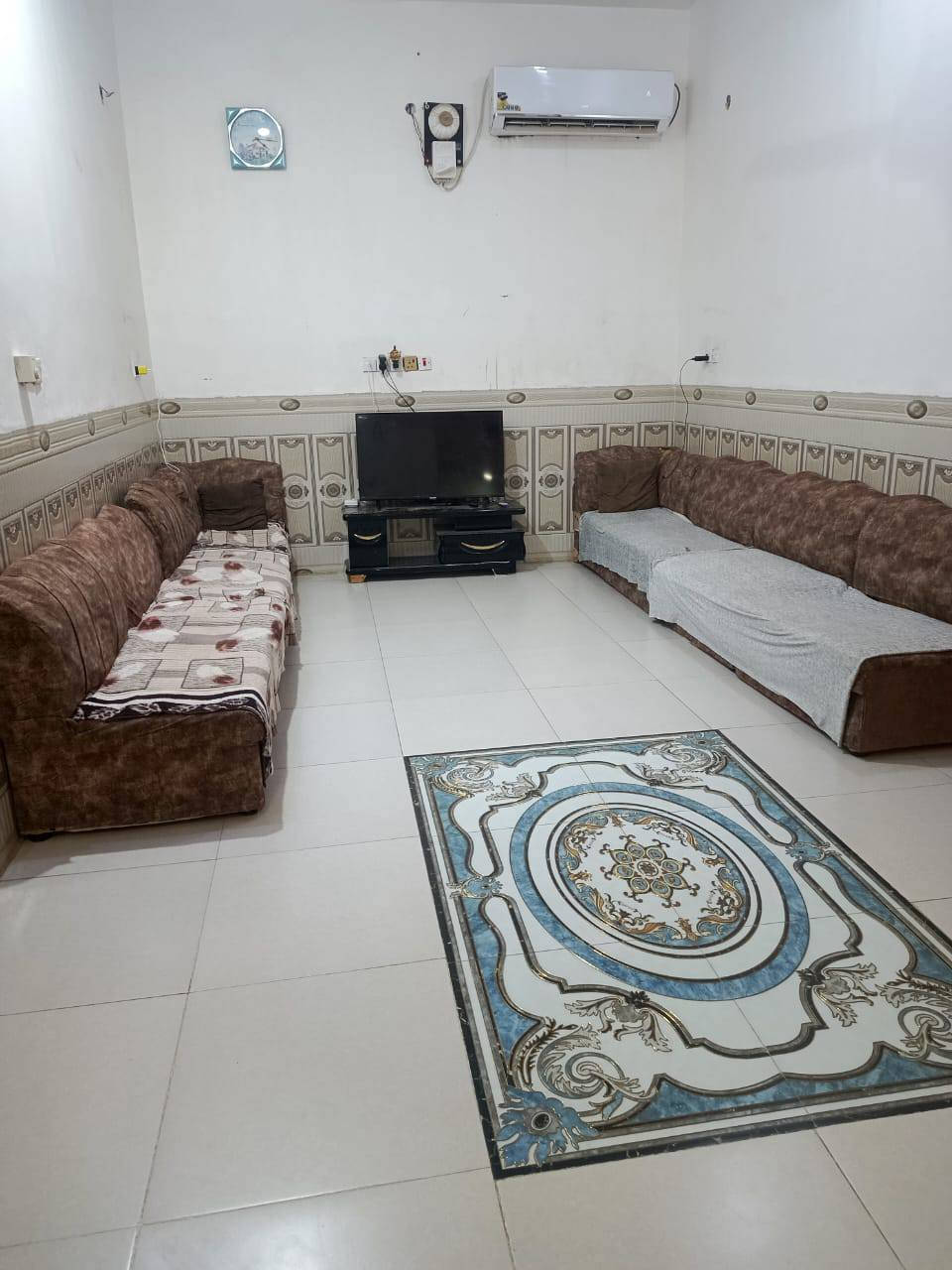 بيت للبيع طابو أسهم زراعي اشطره البيكات الشارع مقابل دائره مجاري الحاوي قرب المكبره المساحه 200متر كونكريت طابوك يتكون من غرف عدد 2 صاله حمام داخلي مطبخ استقبال وصحيات خارجيه الاستفسار الاتصال على الرقم ***********
