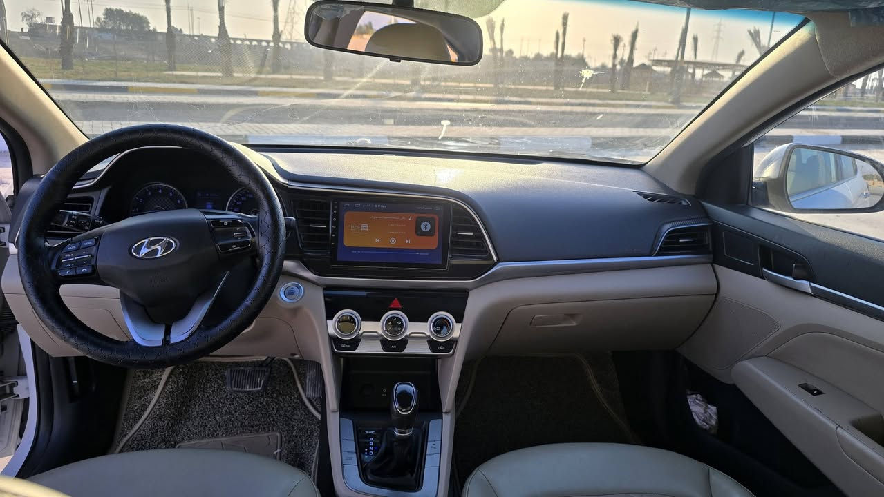 النترا 2020  وارد خليجي مكفولة ماعدا بارد بلجاملق الأيمن  محرك 2000 دوش ماشيه 148000 فول مواصفات 
المواصفات :
فتحة سقف
تحكم ستيرن
ثلاث وضعيات قيادة Sport-ECO_Normal 
كاميرا امامية وخلفية 
رادار امامي خلفي 
بصمة تشغيل
اشارة ترحيب 
بصمة ابواب 
تبريد قطعتين
لايت لد
كشنات جلد 
للتواصل ***********
