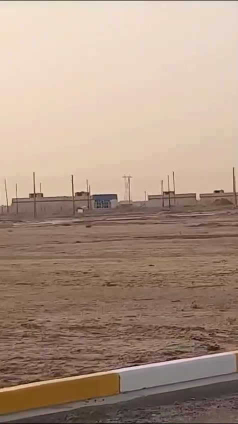 السلام عليكم 
🛑 تتوفر لدينا قطع أراضي زراعيه سكنيه بمساحات مختلفه وأسعار مناسبه حسب موقع القطعه مع توفر كافة الخدمات وكذلك جواز البناء ..

🛑 المساحات المتوفره ..
قطع بمساحة ٢٠٠م 
واجهه ١٠م 
نزال ٢٠م 
عرض الشارع الفرعي  ١٠م 
وتكون أسعار هذه القطع حسب موقعها وقربها من الشارع التجاري فايتراوح اسعار هذه القطع من ١٠ مليون وتصل حد ال ١٥ مليون كما ذكرنا حسب موقع القطعه .. 

🛑 كما تتوفر لدينا قطع بنفس المساحات الا أن عرض الشارع يكون ٨ م وهذه اسعار القطع تصل إلى ١٠ مليون للقطعه التي مساحتها ٢٠٠م . 

🛑 ايظا توجد مساحات ١٠٠م 
بواجهه ٥م
ونزال ٢٠ م 
عرض الشارع ١٠ م 
وهناك قطع بنفس المساحات الا أن عرض الشارع ٨ م ..
اسعار تلك القطع تبدأ من ٥ مليون وتصل حد ٧ مليون ايظا حسب موقع القطعه . 

🛑 الخدمات كامله ومتوفره . 

🛑 نظام عملنا . يكون للمشتري رقم خاص في نظام حاسبه مع سجل ورمز القطعه مع إقرار ورقم الأقرار كذلك لايجوز له بالتصرف بالقطعه من خلال بيعها الا مراجعة مكتبنا وتنزيل اسم المشتري في نظام الحاسبه والسجلات مع المكاتبه الموحده مع المستمسكات الاصليه والمستنسخه للبائع والمشتري والعنوان من خلال بطاقة السكن . وذلك للحفاظ على ملكية صاحب القطعه من تكرار بيعها لعدة أشخاص ومن أصحاب النفوس الضعيفه . خلاف ذلك لا حقية للبائع في امتلاك القطعه وبيعها عند اي مكتب دلالية اخر . 

🛑 العنوان / بوب الشام / قرب القوس / الشارع المجاور لدائرة مرور الحسينيه ( الهزه ) 
داخل الأراضي مكتب الجوادين مقابل اراضي الداخليه ( الطابو ) مجاور شمعة الماء .
🛑 للطلب أو الأستفسار الأتصال على الرقم 
 ***********
مكتب الجوادين 
واتساب متوفر 

وتحياتنا للجميع .
