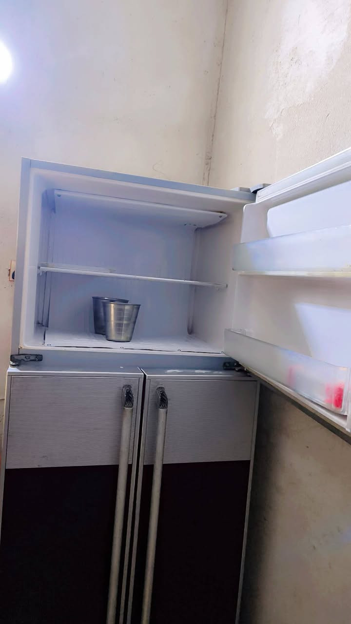 السلام عليكم لبيع ثلاجه نوعيته هيتاشي محوره تجميد فول اي شي مابيه شرط فحص السعر 250 سبب البيع المكان ماكو ناخد صغيره انريد ليحب يتصل على هذا رقم ***********
