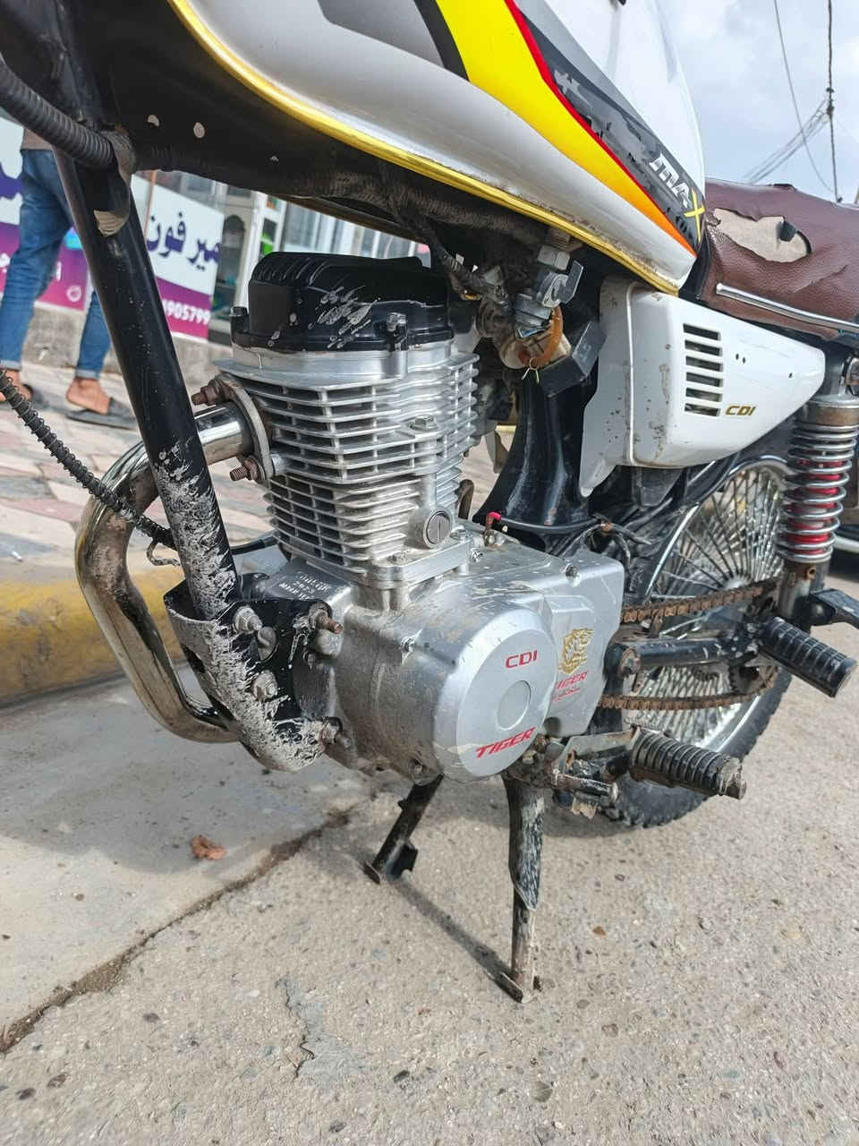 السلام عليكم دراجه للبيع دراجه مديل ٢٣ أوراق  مامحتاجه شي شغاله وعلى حسب الأصول السعر٤٥٠ المكان كربلاء طويريج  الاتصال على الرقم ***********
