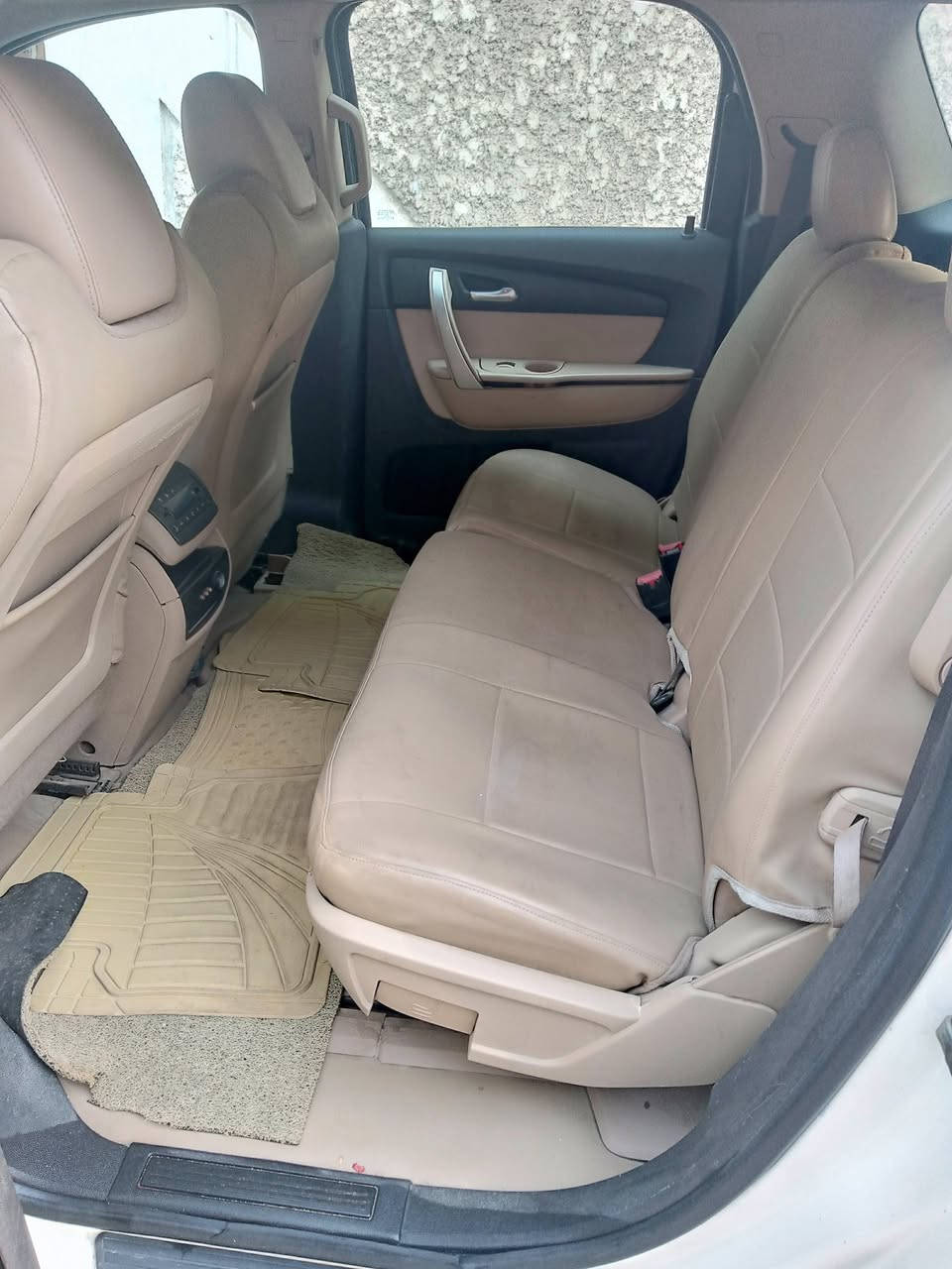 السلام عليكم سيارة نوع GMC موديل 2010محرك 6سلندر3700كامل مواصفات باسمي رقم انكليزي تحويل مباشر مكان السيارة بغدادالسعر 105الاتصال على الرقم***********والرقم ***********ابو بنين وبخدمتكم تحياتي
