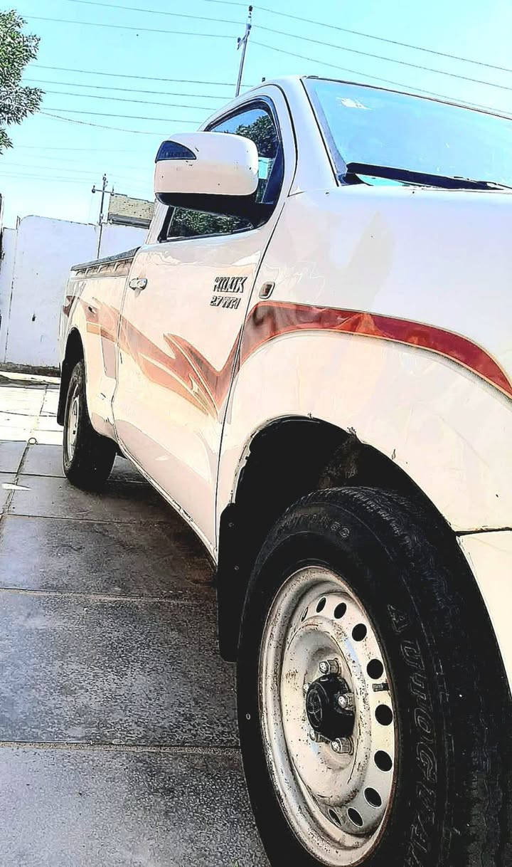 السلام عليكم تويوتا هايلوكس للبيع موديل 2011 تهم تاير حداديه سياره كنا نقص ما بيهام***********
