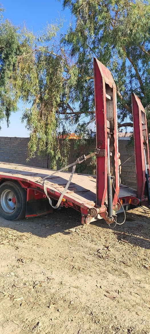 السلام عليكم
عربانه لودر للبيع الطول88 
قاعدة طبله مال حاصوده وياها... جكات هيدروليكية 
السعر 120 وبي مجال 
الاستفسارات الاتصال على الرقم *********** 
ما متواجد على الفيس اتصال فقط...
