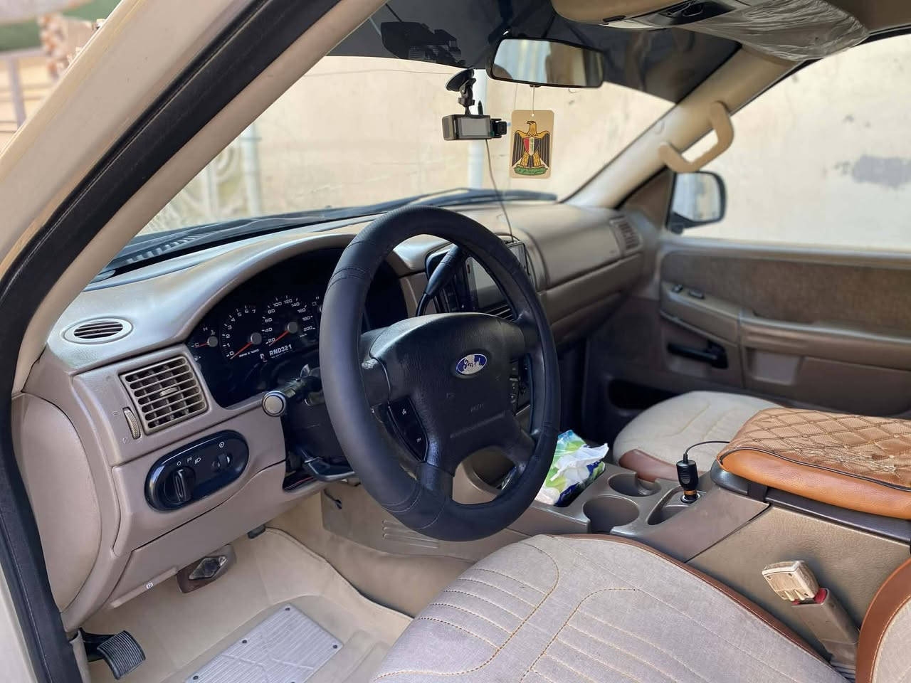 للبيع او المراوس فورد اكسبلور 

مديل 2004 السيارهً مال مزاد اوراقها كاملهً 

محرك 4000 بلادي وجديد 7 راكب مدوشمهً ومفروشهً كاعيتها وغرفتها حلوهً 

تبريد 3 قطع مصبوغهً حزام بدون اي حادث 

حداديه وتخم تاير بيها  

عارضها ب80 $ وبيها مجال ان شاء الله. 

*********** وتساب
