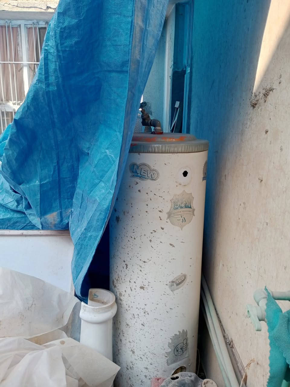 السلام عليكم للبيع المكان بغداد حي الجامعة واتساب *********** 
باب حديد كذالك 2 بوب خشب مستعملات بدون اطار
سخان 
تواليت غربي 
مغسله 
نركيلة 
براكيتات
