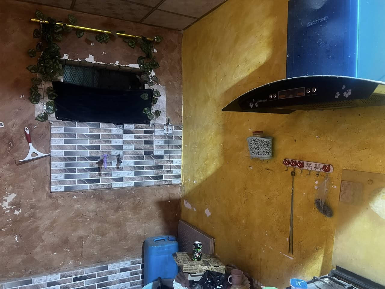 ياالله سلام عليكم بيت البيع تجاوزالمساحه مايقراب 100اله125 متر يحتوي البيت على غرف منام 1صاله ومطبخ وصحيات  علمن البيت كله عكاده وبيت نضيف وجاهز ماناقصه اي شي البيت كله سراميك الستفسار تصال على رقم تالي المعرفه المزيد وسعر وباقي تفاصيل *********** عقارات ابوعلي جابري مكان البيت 5ميل حطين
