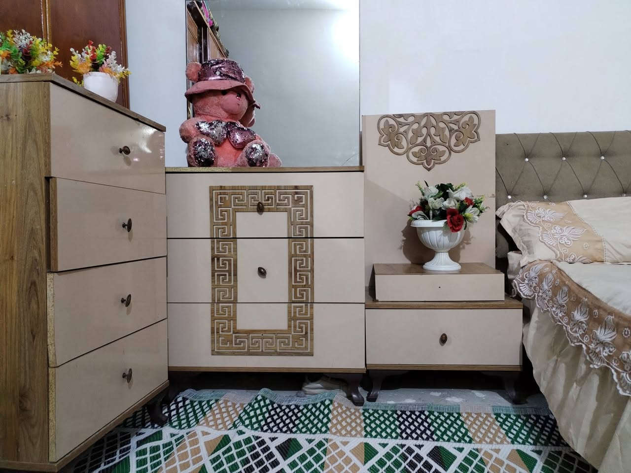 غرفه لون بيجي صاجي نظيفه بسعر مناسب ٢٥٠ الف وبيه مجال قليل عنوان طوريج ***********
