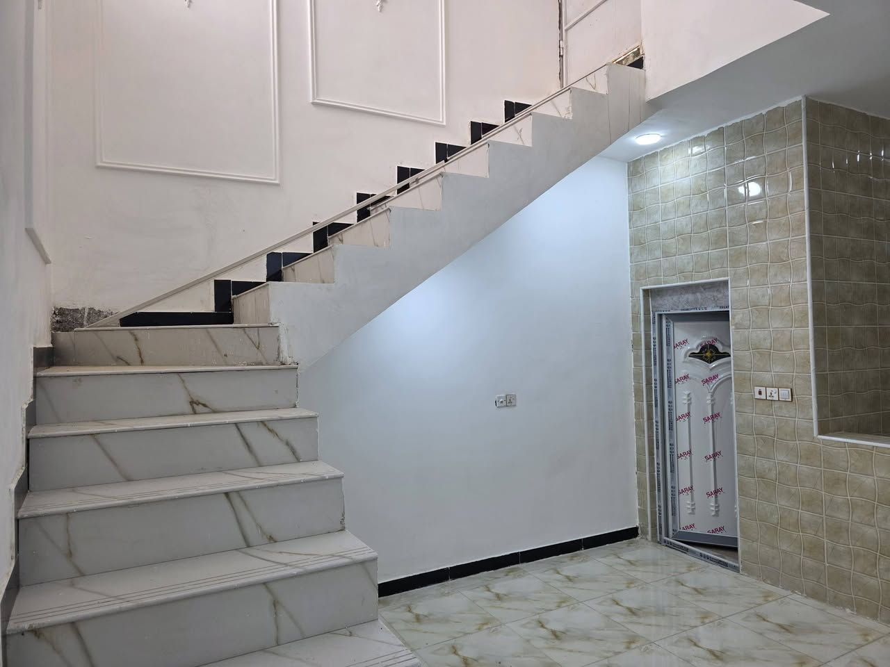 بيت للبيع المساحه ١٠٠م زراعي مرقم من قبل البلديه كوت حي الحكيم شارع حي الوائلي السعر ٤٠ وبي مجال  تفاصيل البيت البناء طابوك يحتوي على غرفه نوم وصاله ومطبخ وستقبال صحيات داخليه وخارجيه الاستفسار مراجعه مكتب دلاليه احمد السعيدي قرب حسينيه بيت خليفه  الاتصال *********** _***********
