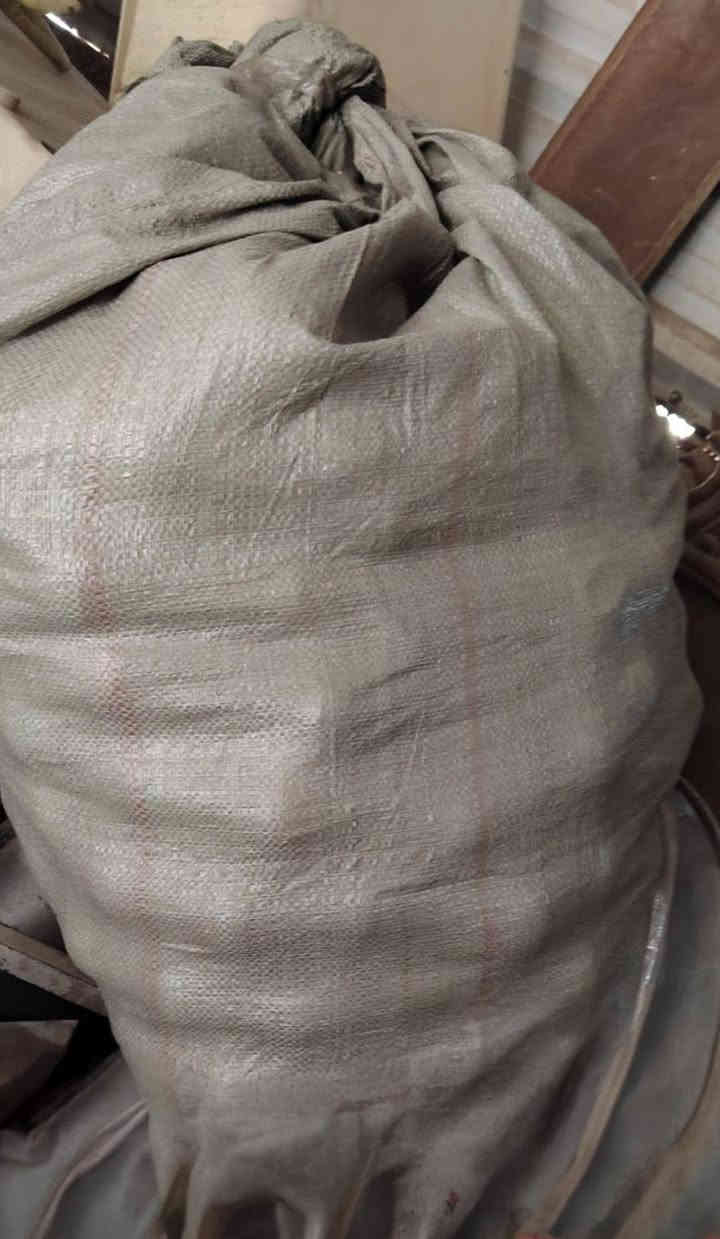 عندي غراض بيت مشكل للبيع
شوف لي يعجبك وقيم بما يرضي الله واخذة مستعجل عل بيع 
المكان الغزالية للاستفسار ***********
مايكرو نوعية سامسونك 
مستعمل قليل 
كامرات تربط علتلفون اصليات عدد 2
جرس باب متكلم 
عدة خياط او دوشمة سيارات

مكنسة زوالي زغيرة مال بالة وي غراضها 
مكينة ثرم بس بدوم ملحقاتها 
مجموعة طوبات 
رحلات جدد لون اخضر واحمر عدد 13
دي جي محيطي صوت عالي 
فيشة حجم كبير 
زولية 5في 6 نوعية تركي اصلية 
عربانة جبلية  
كاونتر  ارضي وملحق  
مكينة غسل زوالي
