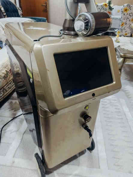 إعلان: "الوحش الأيرلندي الشامل" (Picolor Ultimate)
​العنوان:
💎 لأول مرة في البصرة: المجمع الطبي المتكامل في جهاز واحد (Picolor) الأيرلندي 🇮🇪💎
​النص:
"لأصحاب العيادات ومراكز التجميل النخبة (Elite Class).
وداعاً لتكديس الأجهزة! امتلكي الحل الشامل لكل مشاكل البشرة في جهاز واحد جبار.
نقدم لكم الجهاز الأيرلندي العملاق (PICOLOR) الذي يجمع بين قمة التكنولوجيا الأوروبية (Alexandrite + Nd:YAG) وتقنية البيكو ثانية المتطورة.
​🌟 لماذا هذا الجهاز هو 'الجوكر' الرابح في مركزك؟
لأنه يقوم  13وظائف أساسية تغطي كل ما تطلبه الزبونات:
​1️⃣ إزالة التاتو (الوشم) بجميع ألوانه:
بفضل تقنية البيكو، الجهاز يزيل التاتو الأسود، والأصعب منه (التاتو الأحمر)، وتاتو الحواجب القديم، بفاعلية تامة ودون ترك أي ندبات أو حروق.
2️⃣ تقنية Alexandrite & Nd:YAG:
الموجات الأقوى عالمياً لضمان نتائج طبية حقيقية وليست تجميلية فقط.
3️⃣ الليزر الكربوني (Carbon Peel):
جلسة النضارة الفورية (هوليوود بيل)، لتفتيح البشرة، غلق المسام، وإزالة الدهون.. الجلسة رقم 1 للمناسبات والعرائس 🌑.
4️⃣ تشقير الشعر (Laser Bleaching):
تحويل الشعر الوبري (في الوجه والجسم) إلى لون ذهبي غير مرئي، خدمة مطلوبة يومياً 👱‍♀️.
5️⃣ علاج التصبغات والكلف (Melasma):
تفتيت الكلف العميق والسطحي، النمش، وآثار الشمس وتوحيد لون البشرة بالكامل.
6️⃣ علاج الهالات السوداء:
برنامج متخصص لتجديد منطقة تحت العين وإزالة التصبغ الداكن (Panda Eye).
7️⃣ جلسات البيبي فيس (Baby Face):
تقشير وتجديد سطح البشرة لإعطاء ملمس ناعم كبشرة الأطفال.
8️⃣ إزالة الوحمات والشامات:
التخلص من الوحمات الولادية والشامات السطحية بأمان تام.
​💎 مواصفات الجهاز التقنية:
​المنشأ: أيرلندا (صناعة أوروبية ثقيلة - Heavy Duty).
​تقنية المعالجة: (Skin Regulation) لإعادة تنشيط خلايا البشرة وتحفيز الكولاجين.
​الحالة: نظيف جداً (شبه جديد)، تبريد قوي، جاهز للعمل الشاق.
​📍 الموقع: البصر
💰 ا).
​🚫 ملاحظة: هذا الجهاز يغنيك عن شراء 3 أجهزة مختلفة. استثمار ذكي للمحترفين فقط.
للحجز والاستفسار:
(***********)
​💡 شرح تقنية "البيكو"
​
​ما هي؟
أجهزة الليزر القديمة (نانو ثانية) تضرب الصبغة مثل "المطرقة"، فتكسر الحبر إلى "حصى صغيرة". الجسم يجد صعوبة في التخلص من هذا الحصى، وتسبب حرارة وألماً.
أما جهازك (البيكو ثانية): فهو أسرع بـ 1000 مرة! يضرب الصبغة بسرعة خيالية تفتتها إلى "غبار ناعم جداً" (مثل البودرة).
​الفائدة للزبونة:
​جلسات أقل: ما يحتاج 10 جلسات بالقديم، ينتهي بـ 4 جلسات بالبيكو.
​ألم أقل: لا توجد حرارة عالية تحرق الجلد.
​أمان: يزيل التاتو الأحمر والأخضر الذي تعجز عنه الأجهزة العادية. البصرة
