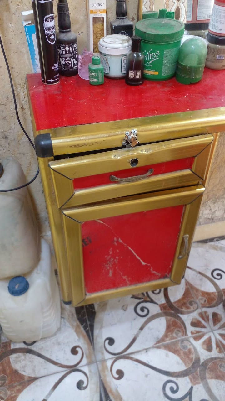 ميز حلاقة للبيع كامل مع المرايات المكان البصرة الكندي سعره 125 الرقم ***********
