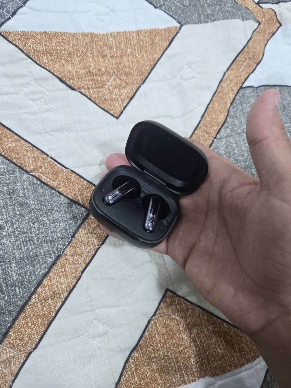 سلام عليكم
JBL Live Flex 3 - أصلية مو كوبي شرط تتأكد وتقتنع بيها حتى تاخذها.

 شاشة لمس سلسة
 تقنية إلغاء الضوضاء فائقة
 صوت نقي وواضح جداً عالي 
دعم Bluetooth 5.3
 مقاومة للماء والغبار IP54
 بطارية كلش قوية وتطول وياكك مدة طويلة  اسبوع كامل..مع شحن سريع يطلع اشعار الشحن السريع.
 السماعات الها تطبيق اسمه
 JBL Headphones
السماعة مليانة مميزات 
💰 السعر: (215 الف.) 
مكاني بغداد البياع 
*********** بغداد, العراق

