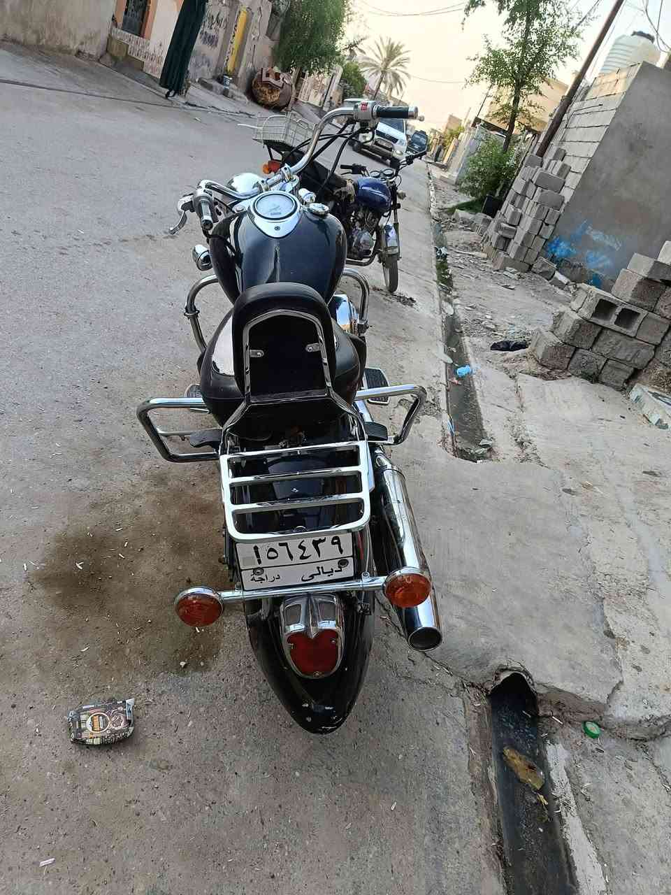 سلام عليكم دراجة نوع يماها فيستار حجم المحرك 1100cc رقم ديالى دراجة نضيفة بمعنى الكلمه عليها ادامة كاملة تايرات  خط ابيض جديدات امامي خلفي عليها تزويد دوسات عراض درع امامي مع استرايح رجل درع خلفي ودوسات خلفية ايضا عراض الدراجة جاهزة للسفر بيها نقوصات بسيطة و ينزلن من سعرها والدراجة كلها شغالة من لايتات و اشاير ودشبول وكيلو متر كلها جاهزة سعرها 26 مكاني ديالى جديدة الشط وهذا رقمي وبي واتساب ***********.
