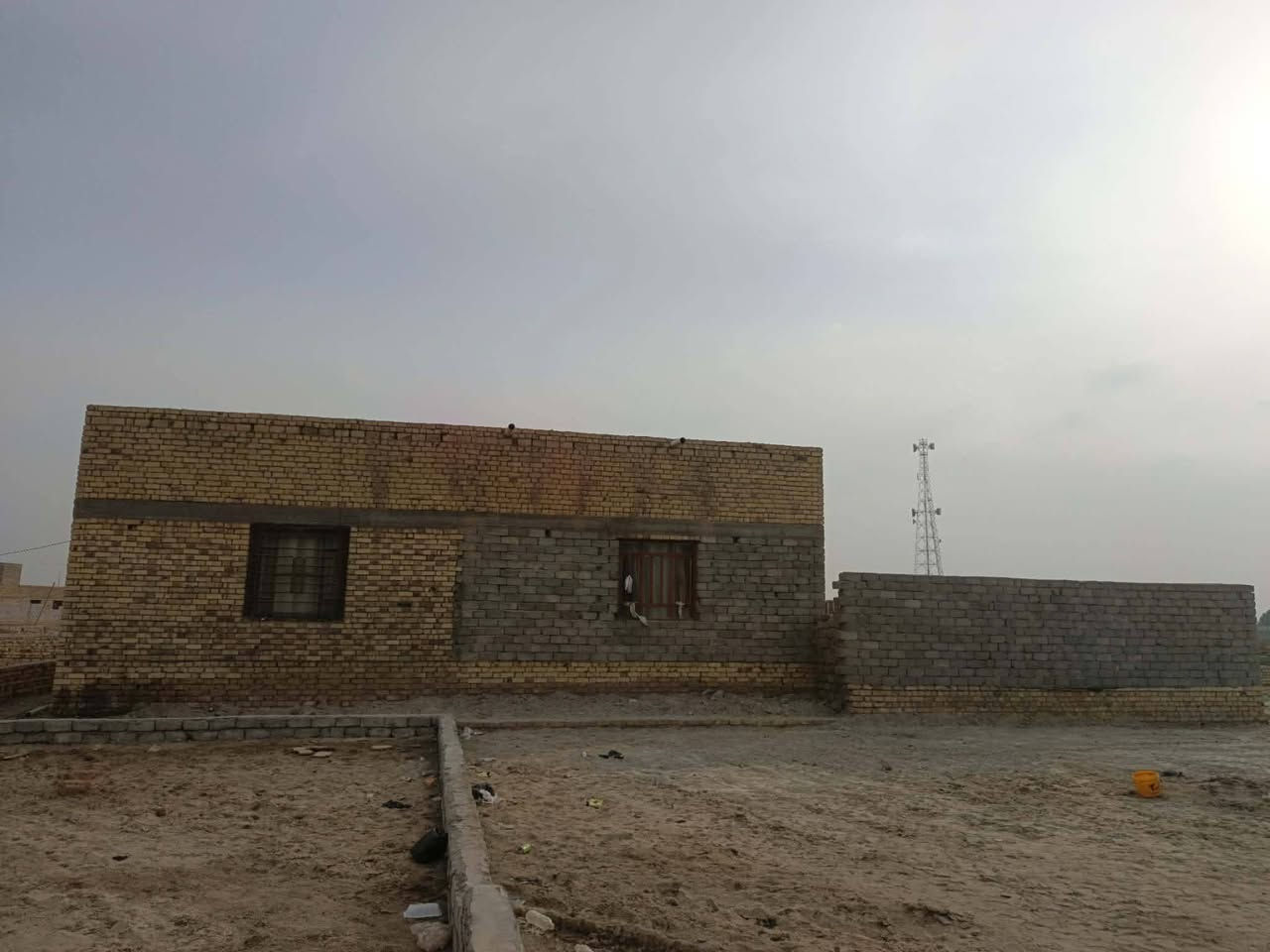 بيت حي الملاين مساحه ٥٠٠متر 

بيه غرفتين او براني او صحيات بس 

مبني اصفر بس السياج بلوك /***********
