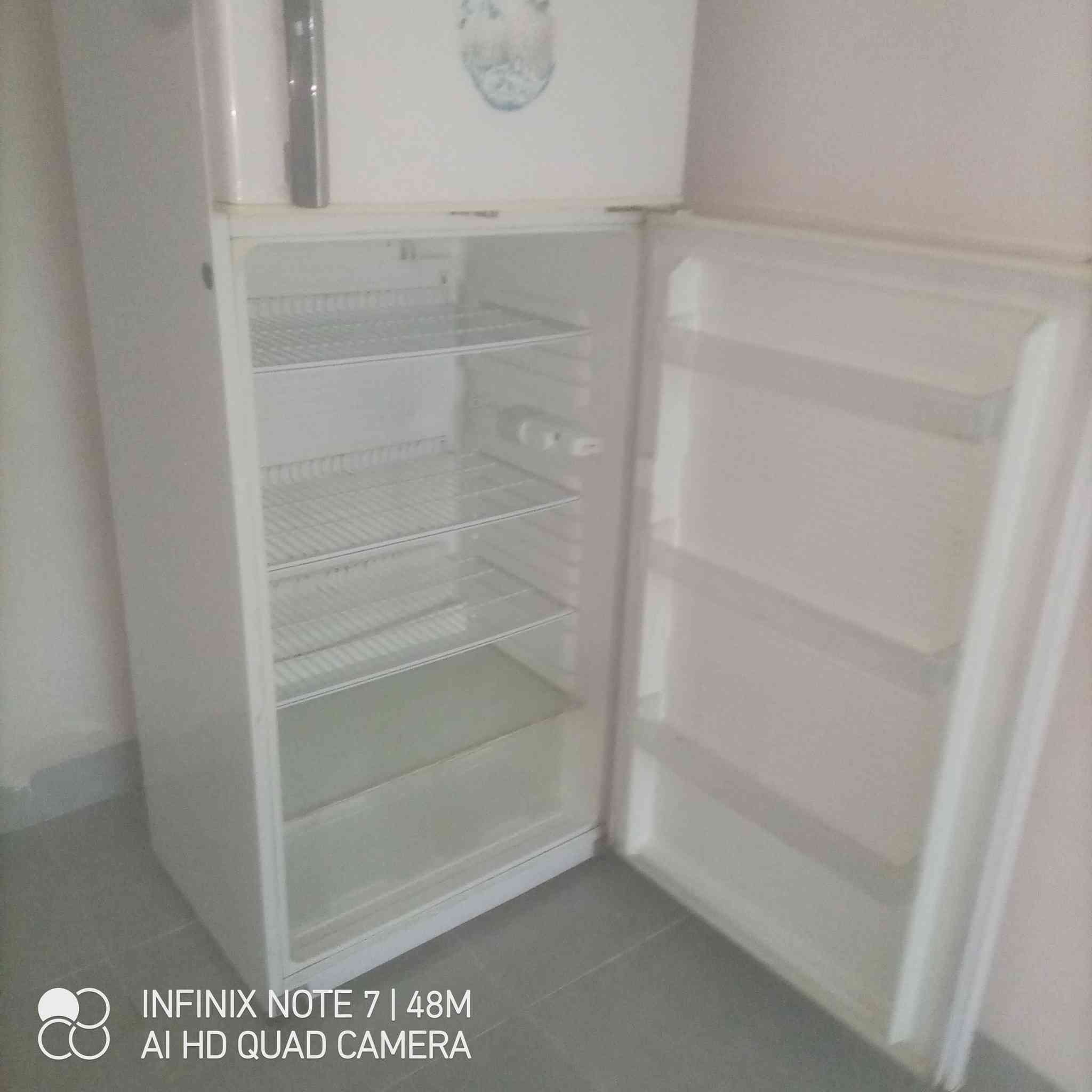 ثلاجه حجم جبير ١٨قدم بشرط تاخذها بلاديه ماواصله مصلح السعر١٥٠الف الاتصال***********
